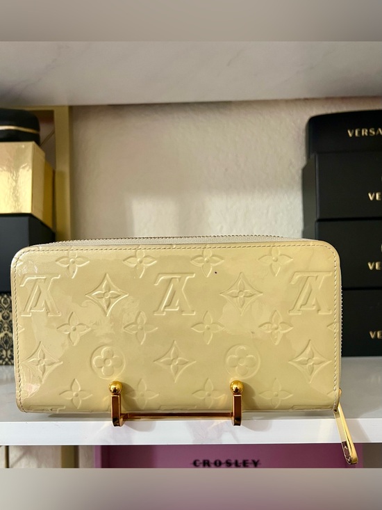 Louis Vuitton Handbags - Louis Vuitton Neutrals Monogram Zippy Vernis Wallet
